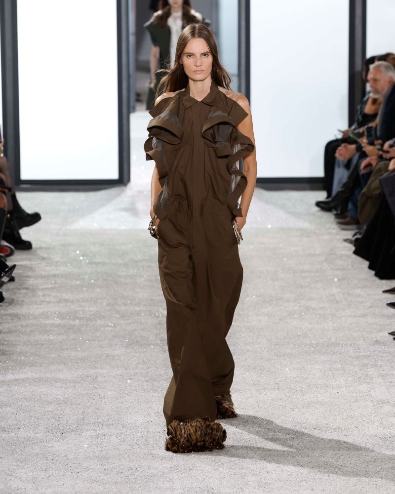 Un look Sacai spring-summer 2025 (ph Francesc Ten/MFF)