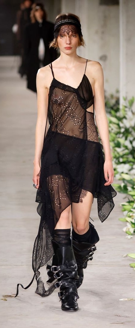 Un look Ann Demeulemeester spring-summer 2025 (ph Francesc Ten/MFF)