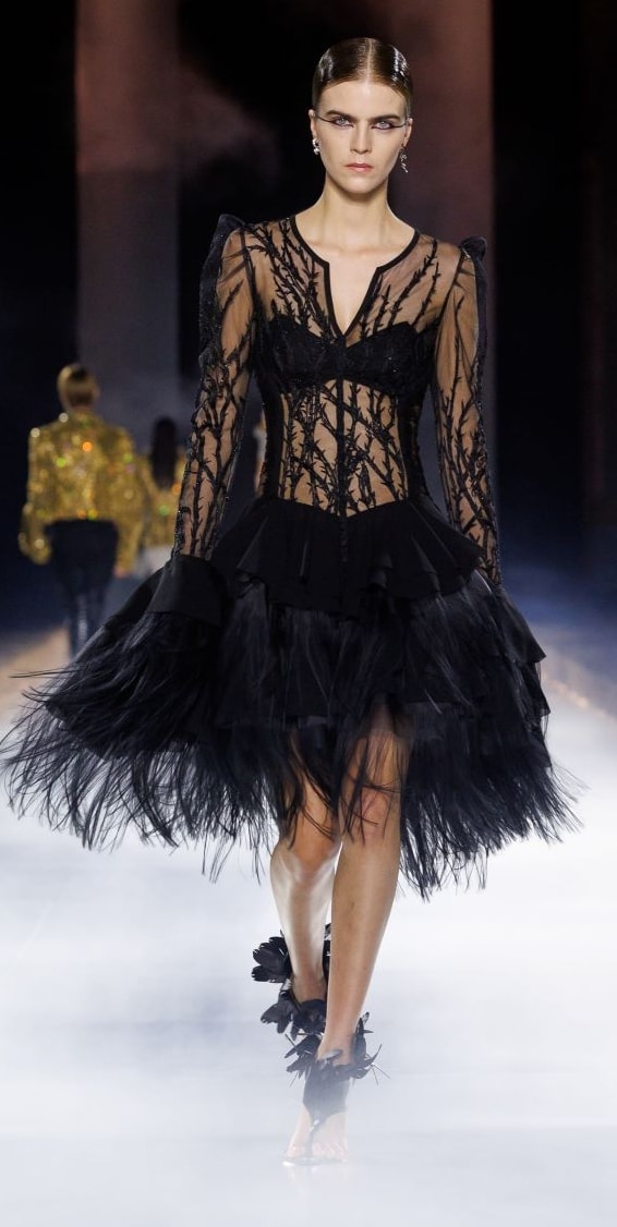 Un look Alexander McQueen spring-summer 2025 (ph Francesc Ten/MFF)