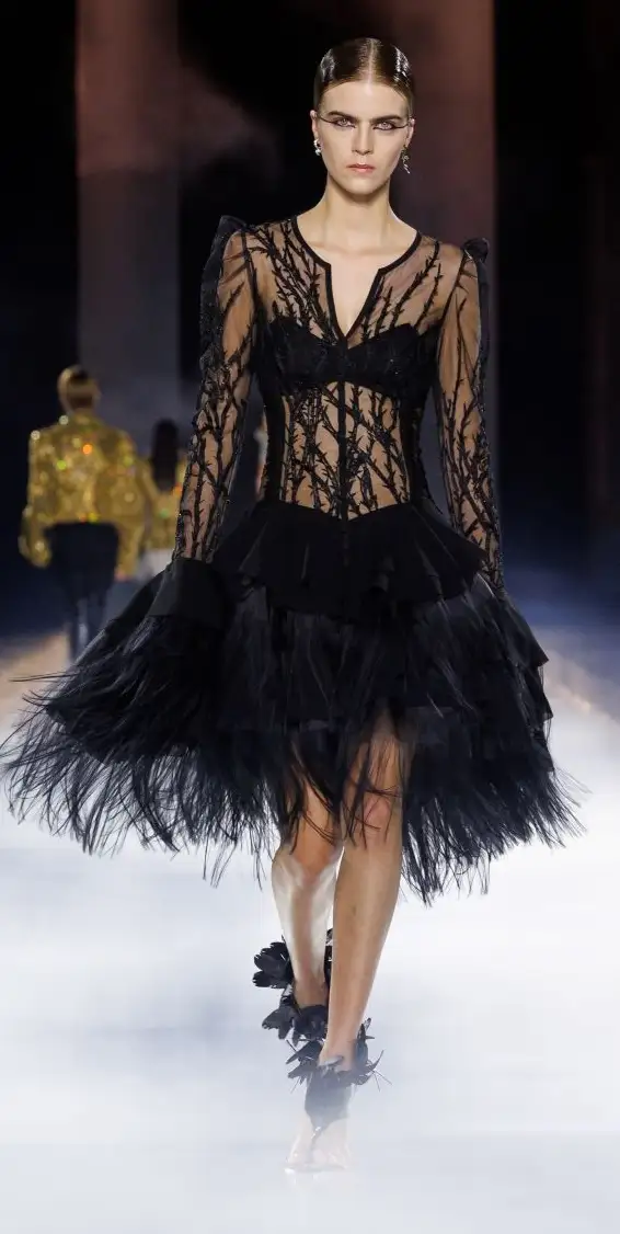 Un look Alexander McQueen spring-summer 2025 (ph Francesc Ten/MFF)