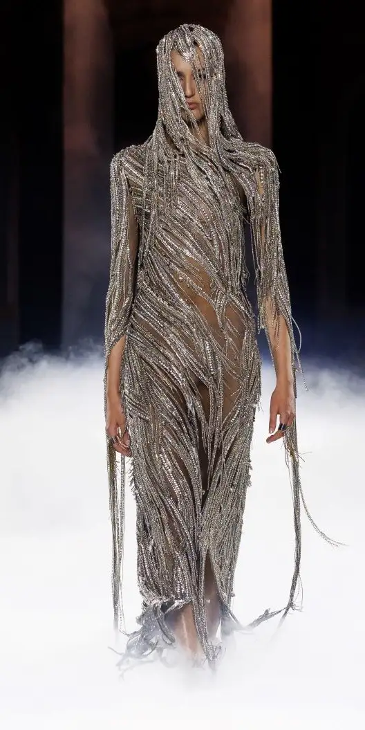 Un look Alexander McQueen spring-summer 2025 (ph Francesc Ten/MFF)
