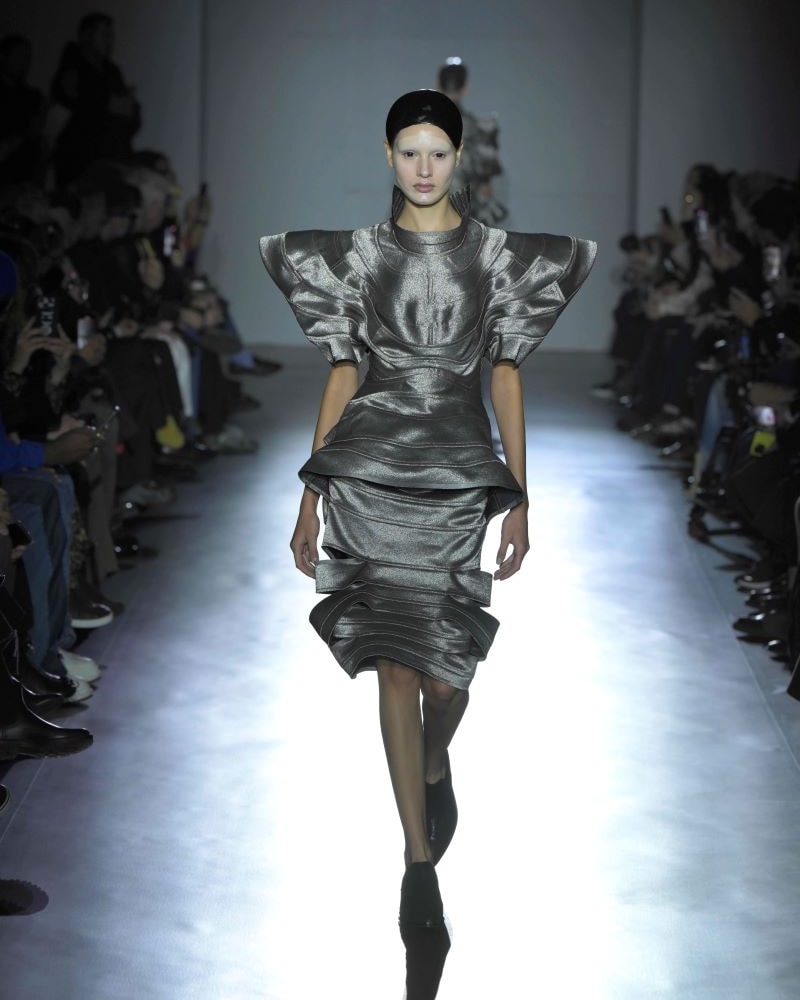 Un look Junya Watanabe??????????????????????????????????????????????????????????????????????????????????????????????????????????????????????????????????????????????????????????????????????????????????????????????????????????????????????????????????????????????????????????????????????????????????????????????????????????????????????????????????????????????????????????????????????????????????? spring-summer 2025 (ph Francesc Ten/MFF)