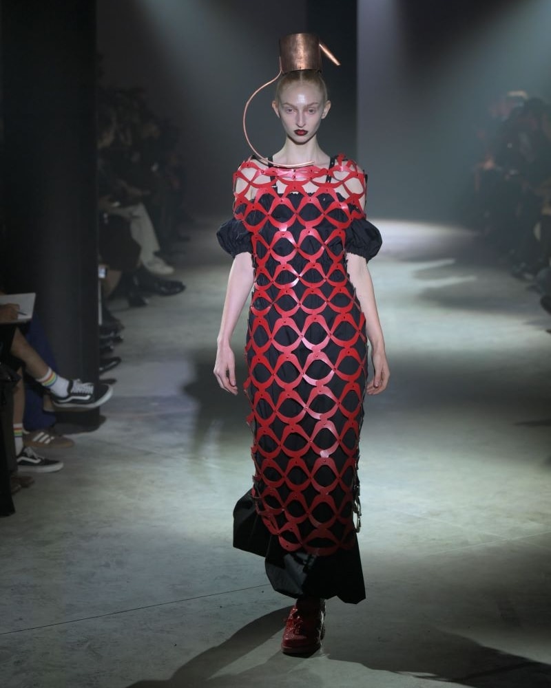 Un look Noir Kei Ninomiya spring-summer 2025 (ph Francesc Ten/MFF)