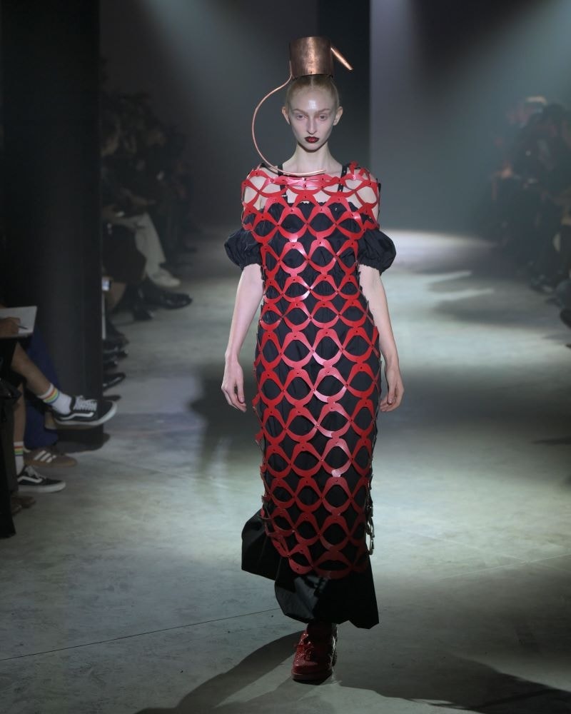 Un look Noir Kei Ninomiya spring-summer 2025 (ph Francesc Ten/MFF)