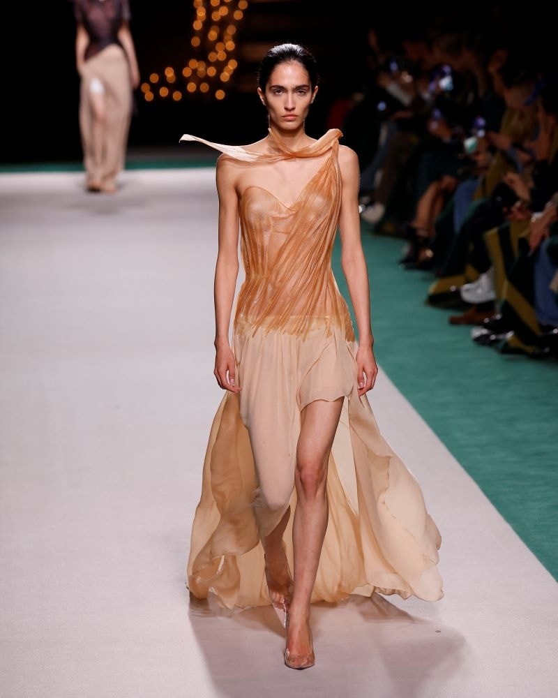 Un look Victoria Beckham (ph Francesc Ten)