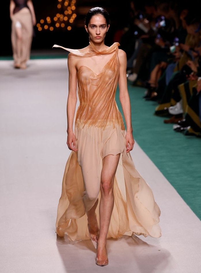 Un look Victoria Beckham spring-summer 2025 (ph Francesc Ten/MFF)