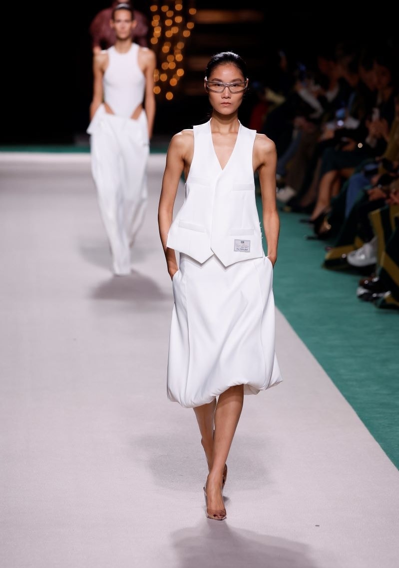 Un look Victoria Beckham spring-summer 2025 (ph Francesc Ten/MFF)