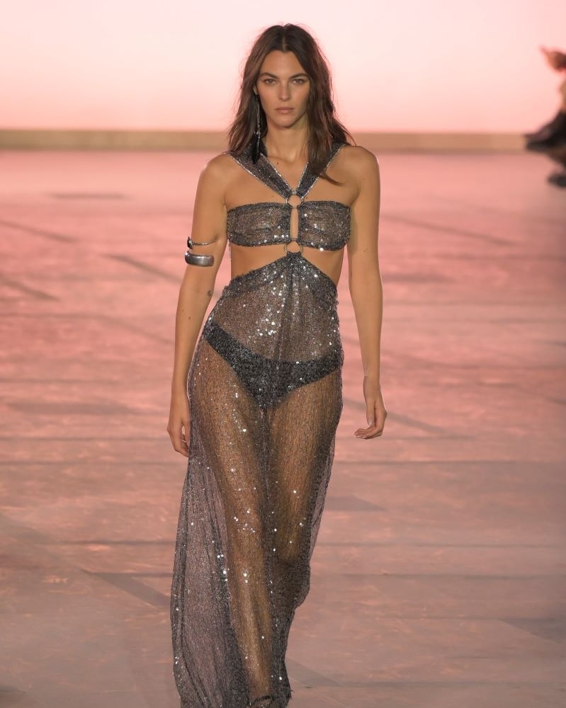 Vittoria Ceretti sul catwalk di Isabel Marant spring-summer 2025 (ph Francesc Ten/MFF)