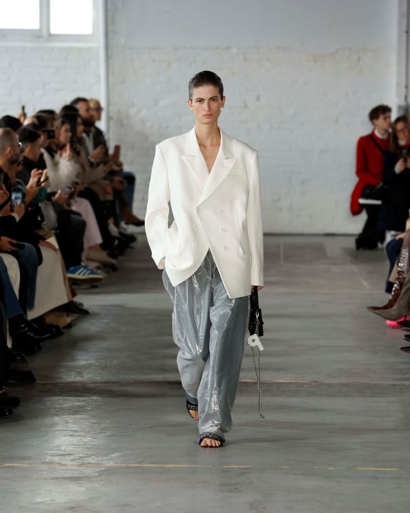 Un look Niccolò Pasqualetti spring-summer 2025 (ph Francesc Ten/MFF)