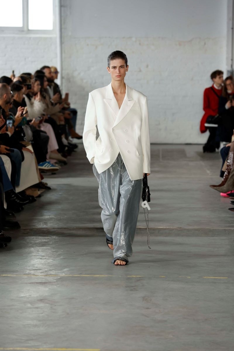 Un look Niccolò Pasqualetti spring-summer 2025 (ph Francesc Ten/MFF)