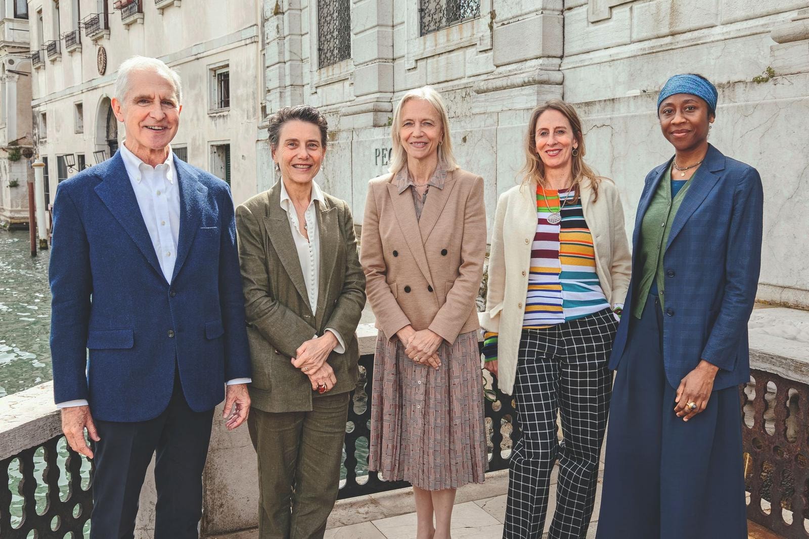 Sopra, i direttori della costellazione Guggenheim; da sinistra: Juan Ignacio Vidarte (Bilbao); Karole P. B. Vail, nipote della mecenate (Venezia); Mariët Westermann, prima donna direttrice e ceo della Fondazione e del Museo Solomon R. Guggenheim; Stephanie Rosenthal (Abu Dhabi); Naomi Beckwith (vicedirettore e curatrice capo New York).