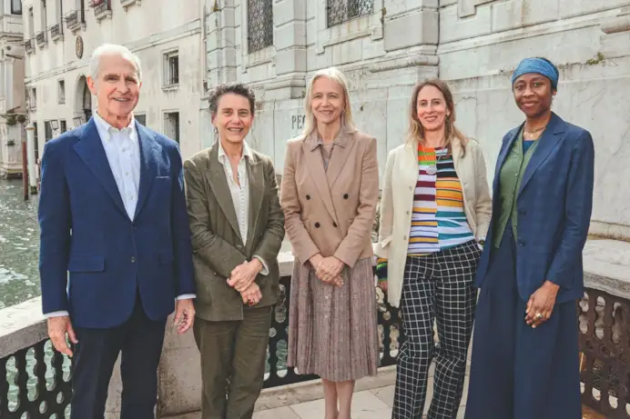 Sopra, i direttori della costellazione Guggenheim; da sinistra: Juan Ignacio Vidarte (Bilbao); Karole P. B. Vail, nipote della mecenate (Venezia); Mariët Westermann, prima donna direttrice e ceo della Fondazione e del Museo Solomon R. Guggenheim; Stephanie Rosenthal (Abu Dhabi); Naomi Beckwith (vicedirettore e curatrice capo New York).