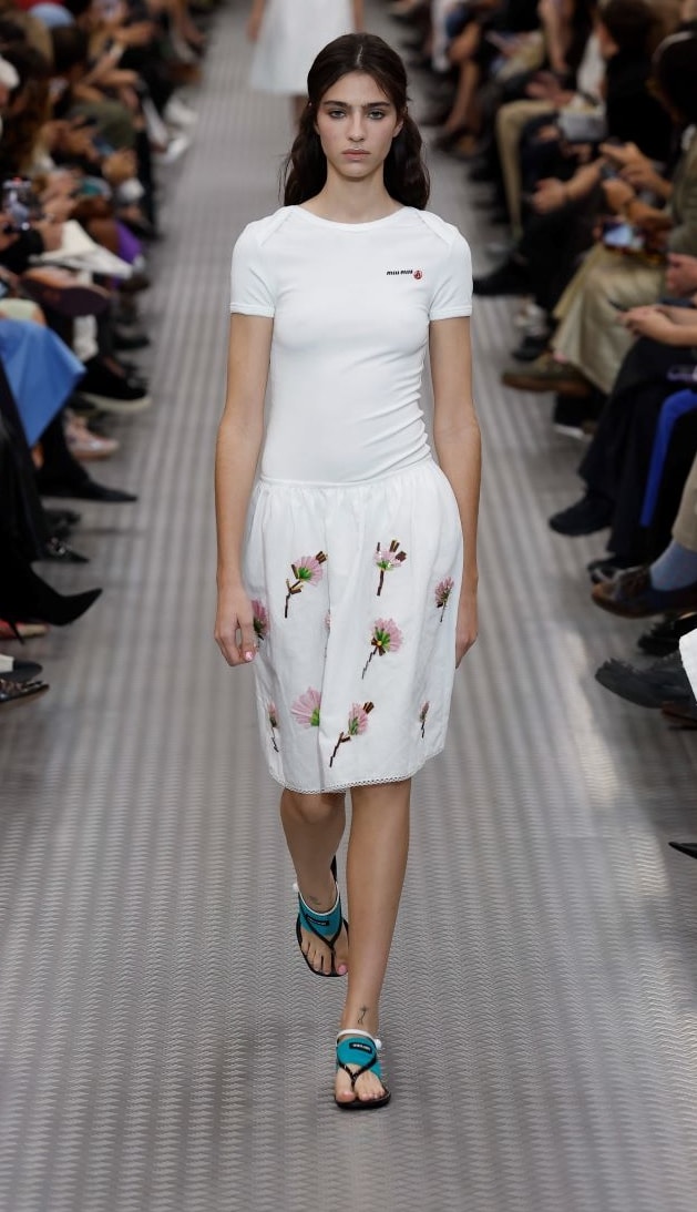 Un look Miu Miu con Petit bateau spring-summer 2025 (ph Francesc Ten/MFF)