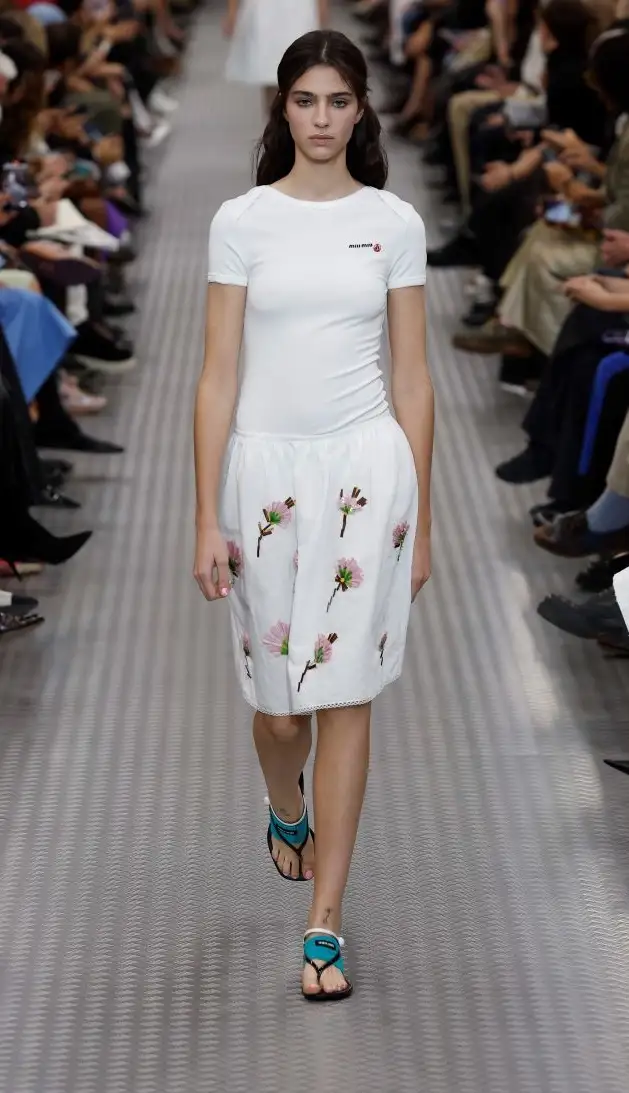 Un look Miu Miu con Petit bateau spring-summer 2025 (ph Francesc Ten/MFF)