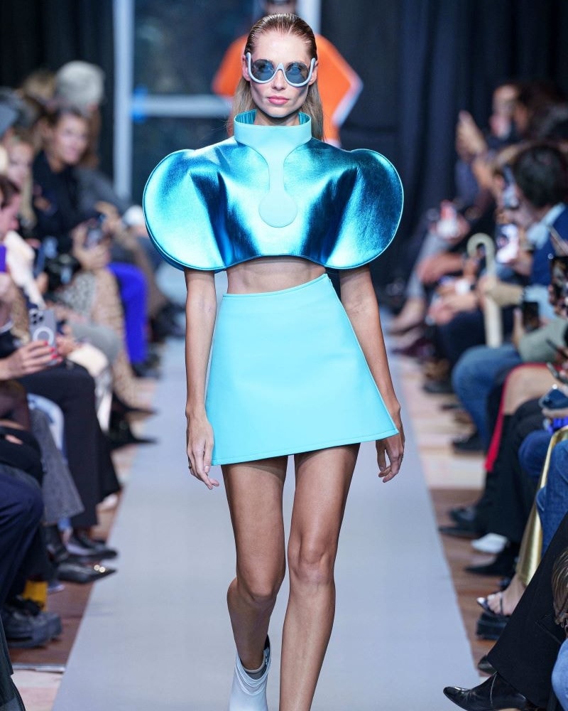 Atmosfera da Star Wars sulla Senna per Pierre Cardin