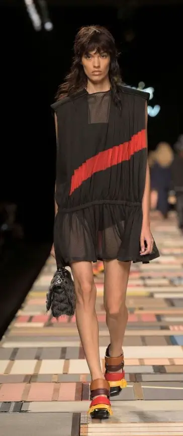 Un look Louis Vuitton spring-summer 2025 (ph Francesc Ten/MFF)