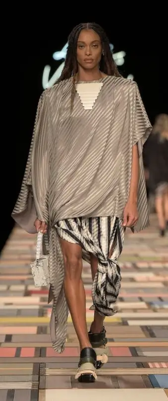 Un look Louis Vuitton spring-summer 2025 (ph Francesc Ten/MFF)