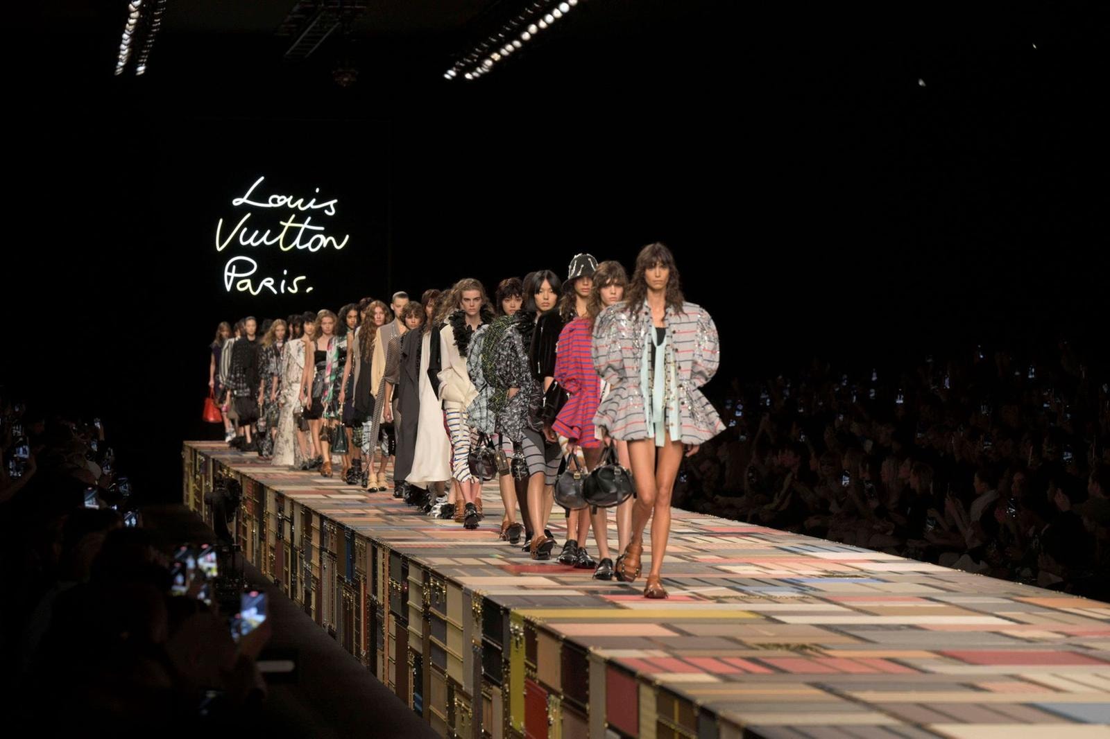 Il finale dello show Louis Vuitton spring-summer 2025 (ph Francesc Ten/MFF)