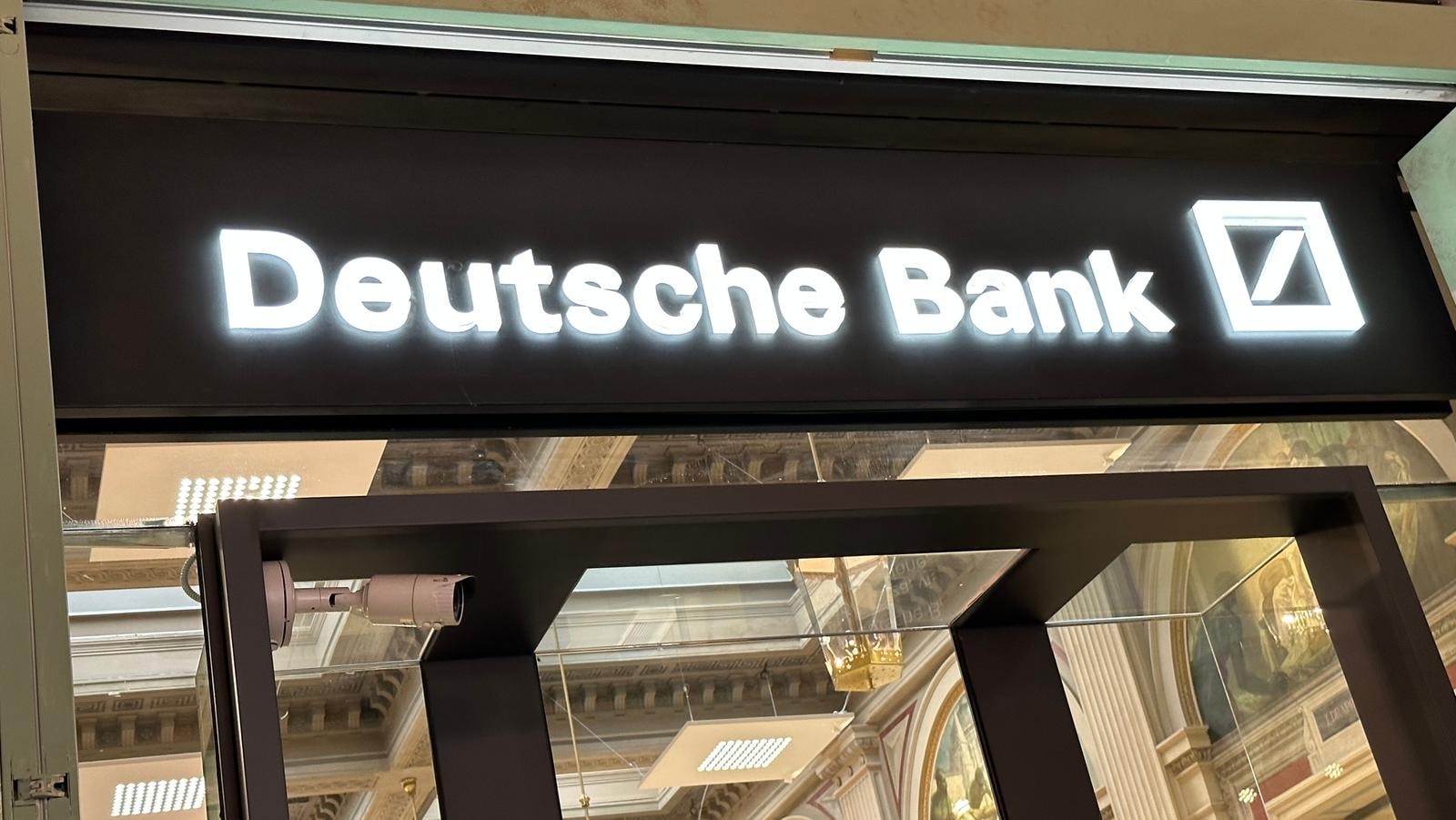 Unicredit, Deutsche Bank studia un intervento su Commerzbank ma deve sciogliere il nodo del capitale