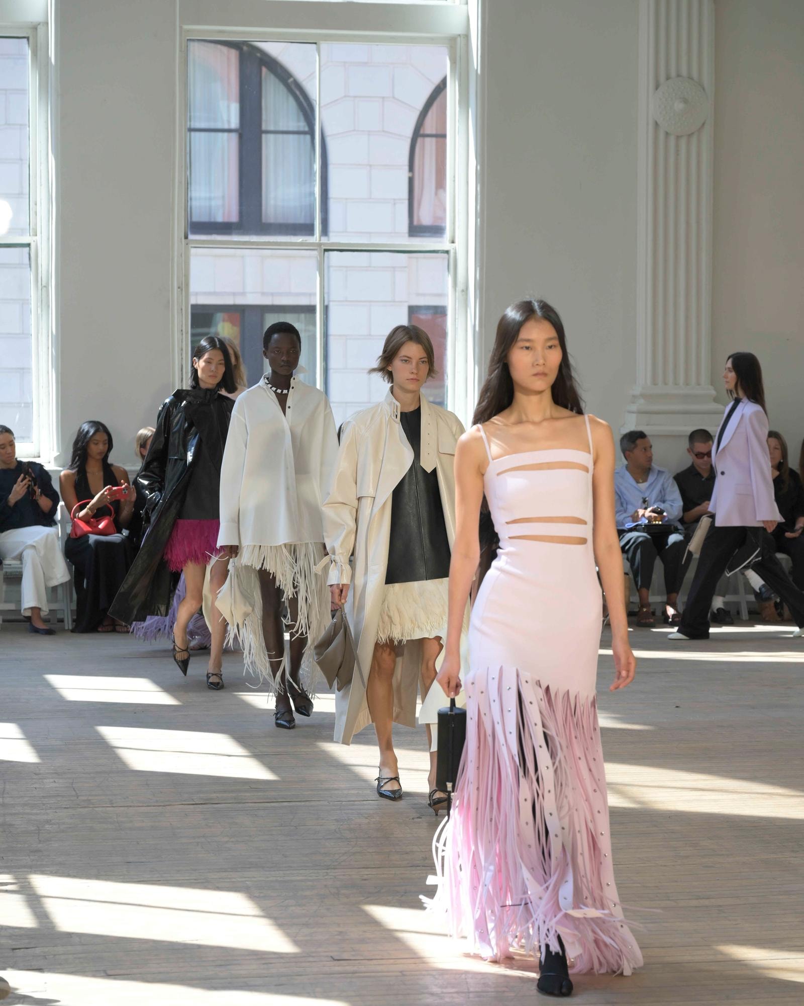 Un look spring-summer 2025 di Proenza Schouler (ph Francesc Ten/MFF)