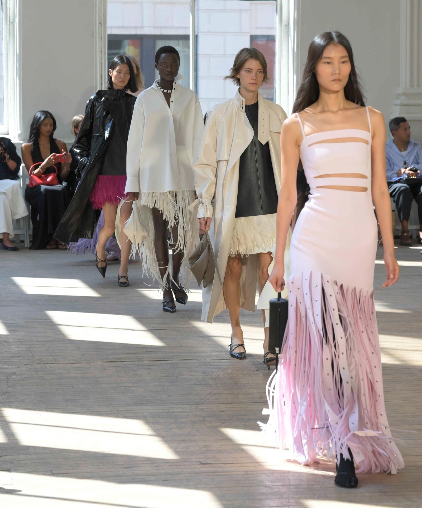 Un look spring-summer 2025 di Proenza Schouler (ph Francesc Ten/MFF)