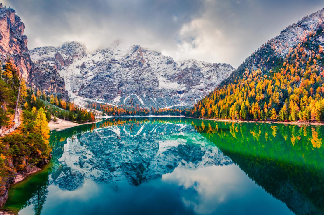 Fuga autunnale. Le 3 migliori destinazioni per godersi il foliage tra Dolomiti e Valtellina