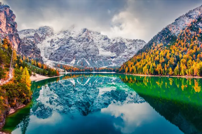 Fuga autunnale. Le 3 migliori destinazioni per godersi il foliage tra Dolomiti e Valtellina