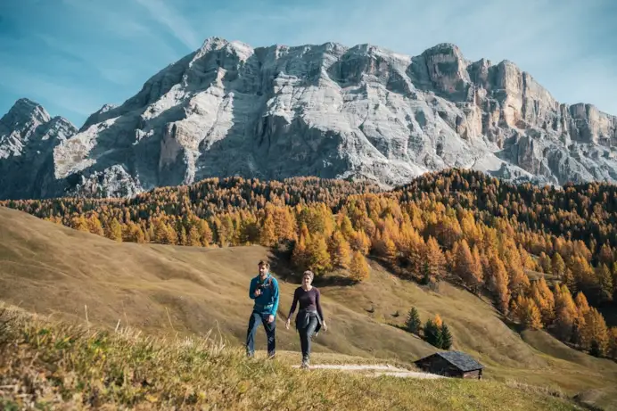 Fuga autunnale. Le 3 migliori destinazioni per godersi il foliage tra Dolomiti e Valtellina