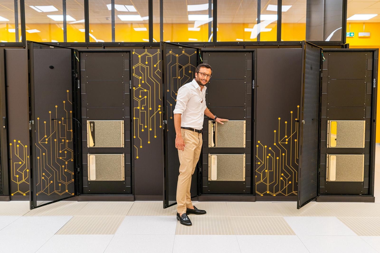 L'a.d. di Fastweb, Walter Renna, con il supercomputer