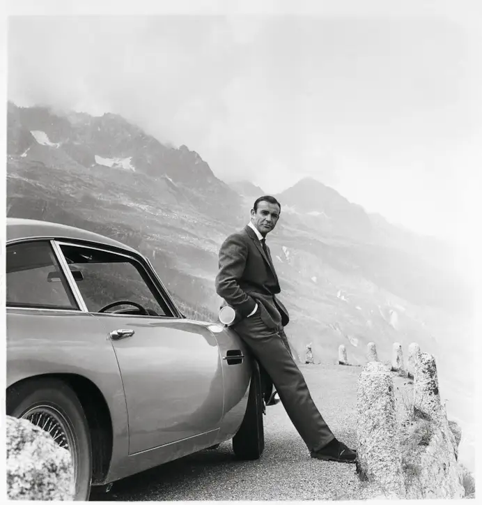 Goldfinger rinasce: Aston Martin svela la DB12 in omaggio all’iconico film di James Bond