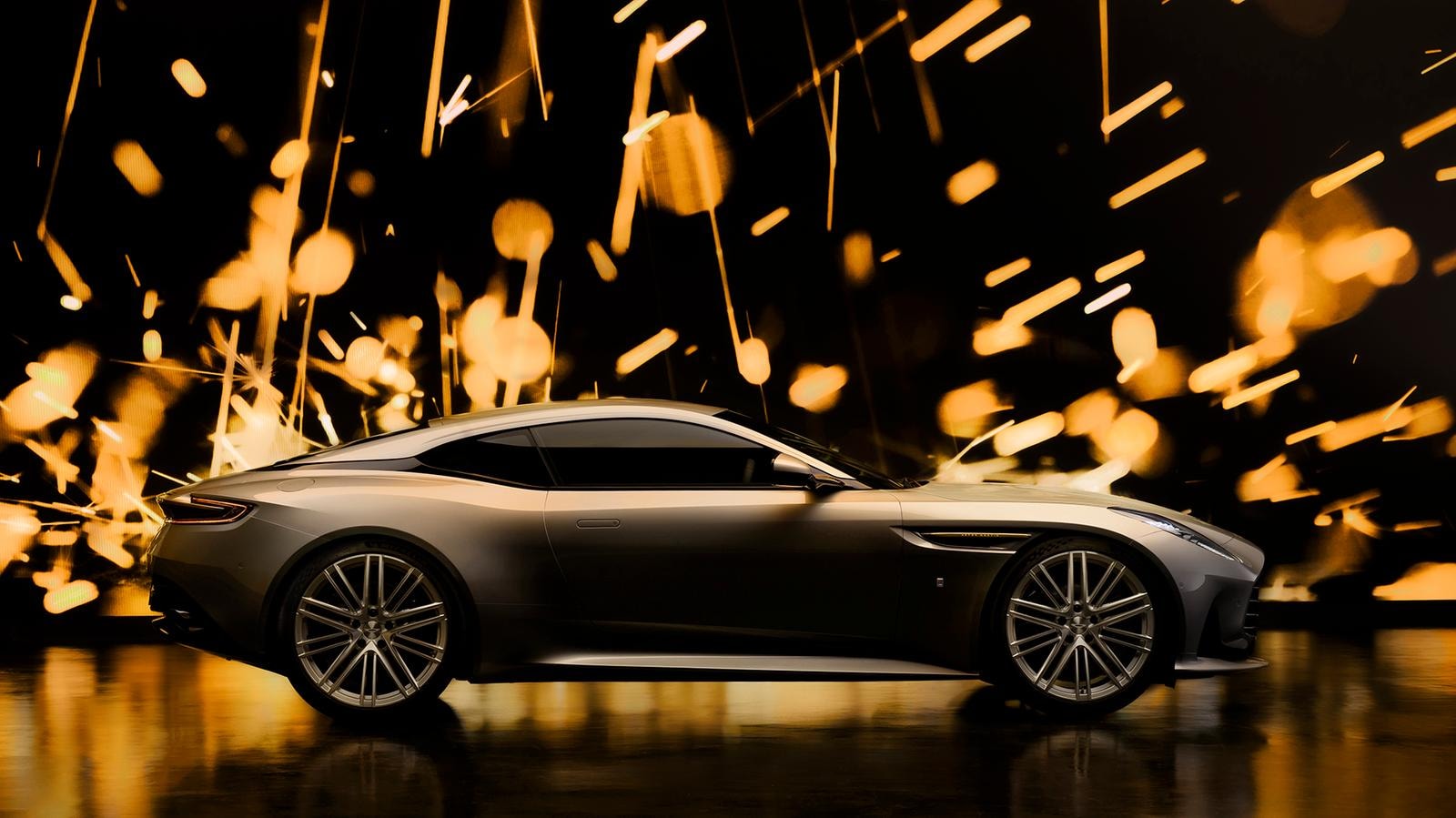 Goldfinger rinasce: Aston Martin svela la DB12 in omaggio all’iconico film di James Bond