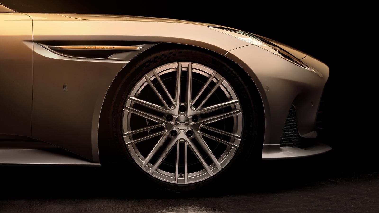 Goldfinger rinasce: Aston Martin svela la DB12 in omaggio all’iconico film di James Bond