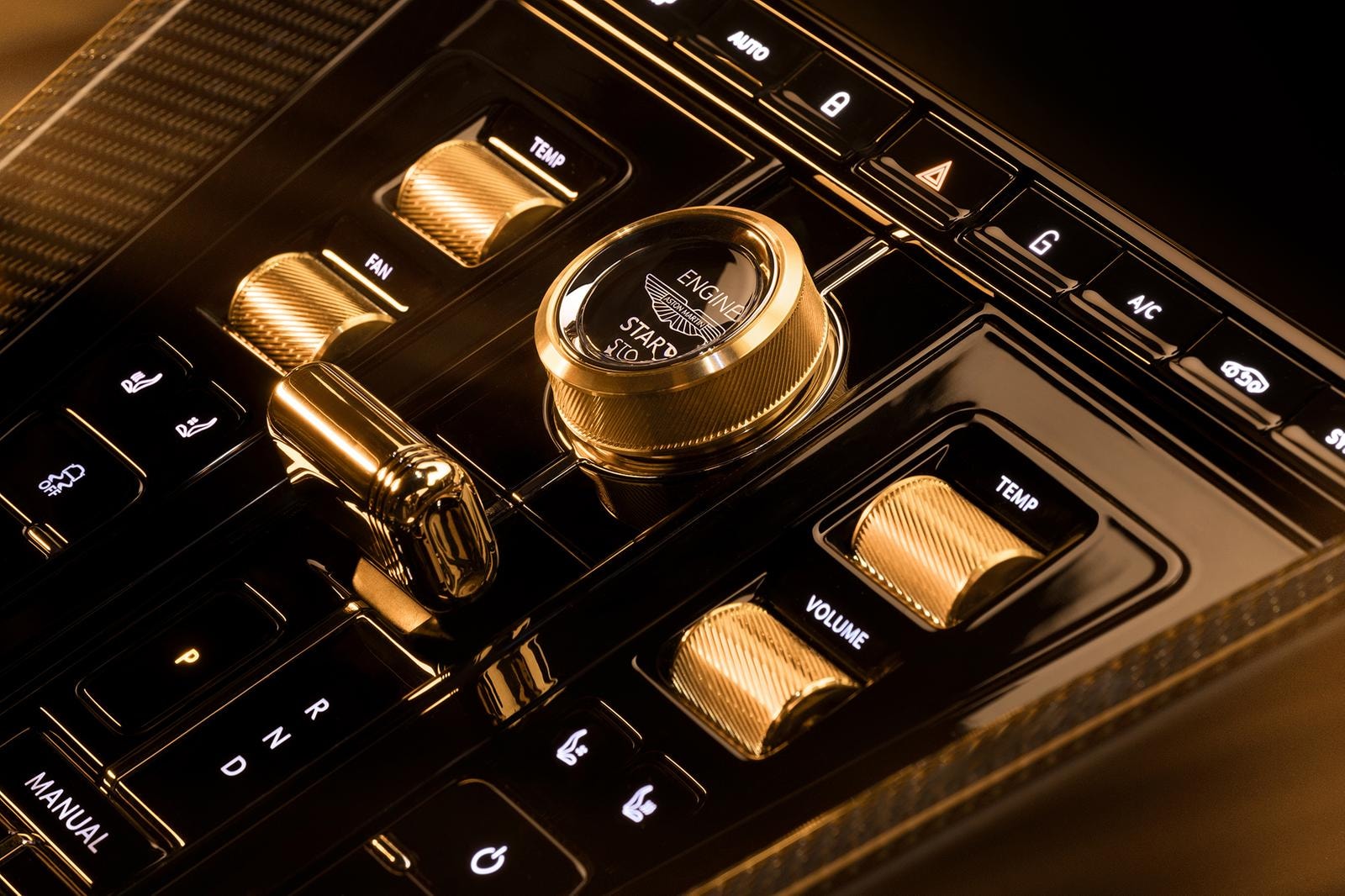 Goldfinger rinasce: Aston Martin svela la DB12 in omaggio all’iconico film di James Bond
