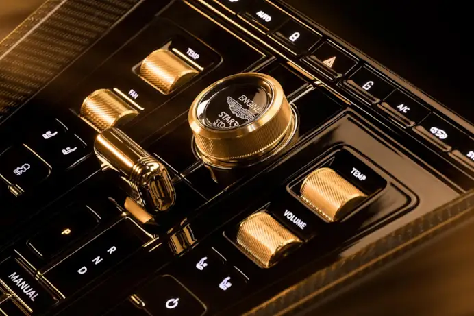 Goldfinger rinasce: Aston Martin svela la DB12 in omaggio all’iconico film di James Bond
