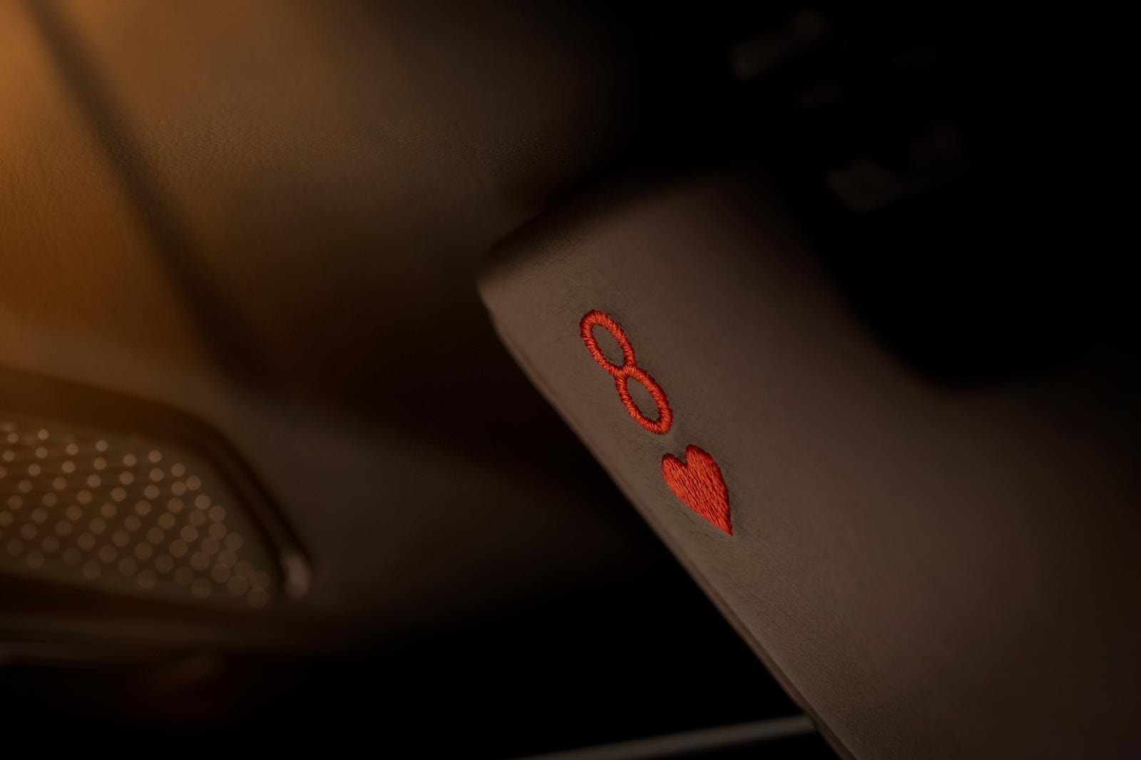Goldfinger rinasce: Aston Martin svela la DB12 in omaggio all’iconico film di James Bond