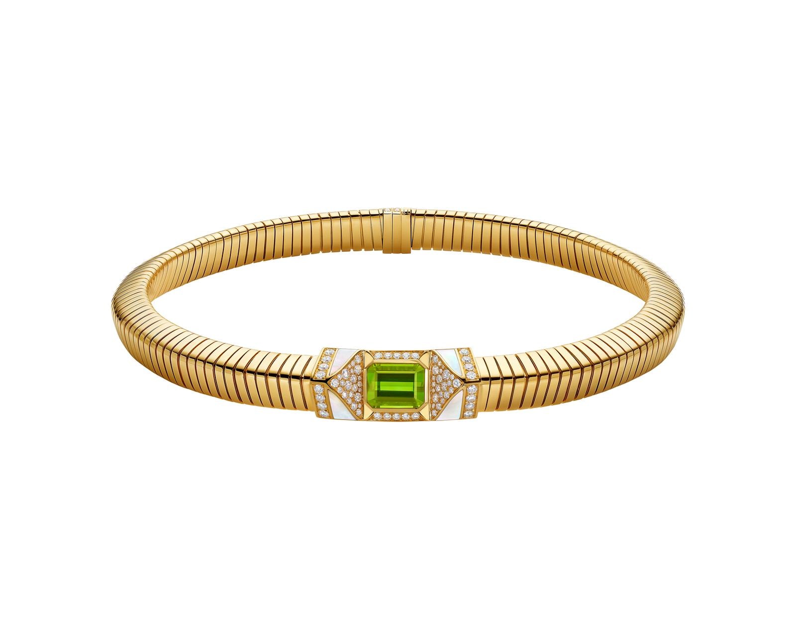 Collana Bvlgari Tubogas in oro giallo con tormalina taglio smeraldo, inserti in madreperla e pavé di diamanti.