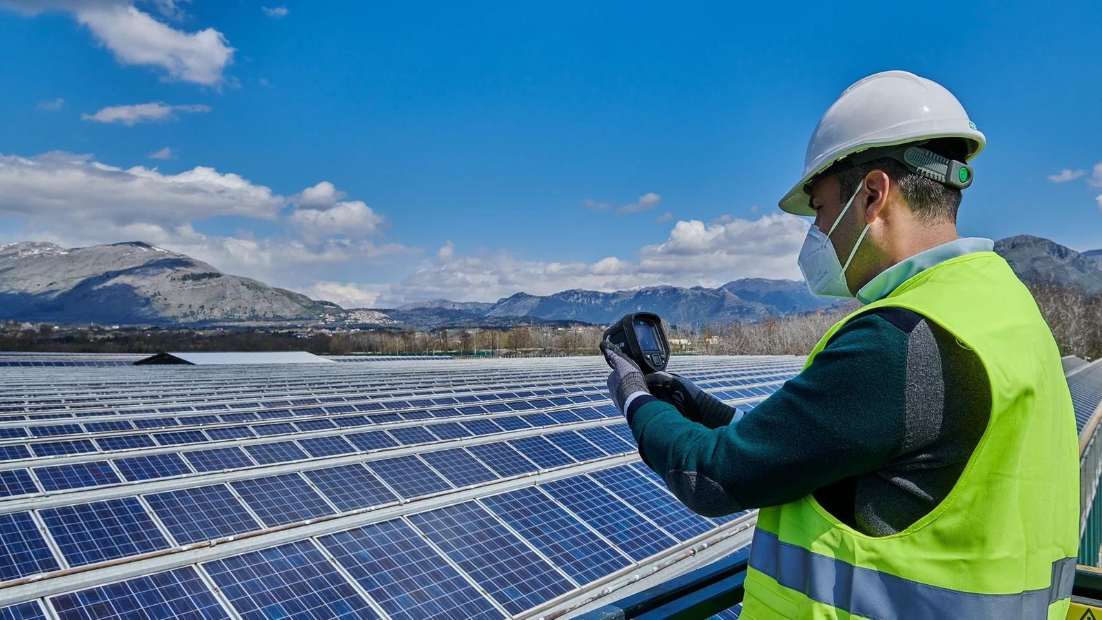 EF SOLARE ITALIA  IMPIANTI FOTOVOLTAICI
IMPIANTO FOTOVOLTAICO
PANNELLO PANNELLI FOTOVOLTAICI
ENERGIA PULITA SOSTENIBILE ALTERNATIVA SOLARE FOTOVOLTAICA RINNOVABILE AGROVOLTAICO OPERAIO OPERAI