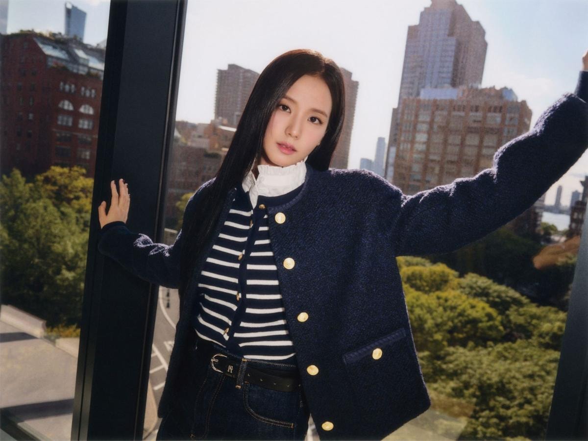 Jisoo nella campaign fall-winter 2024 di Tommy Hilfiger (courtesy Tommy Hilfiger)