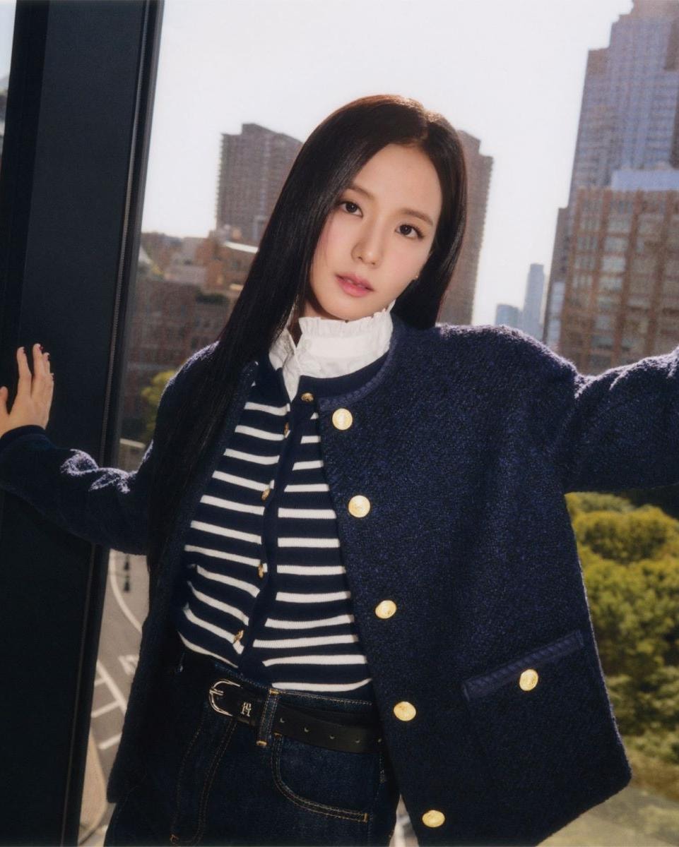 Jisoo nella campaign fall-winter 2024 di Tommy Hilfiger (courtesy Tommy Hilfiger)