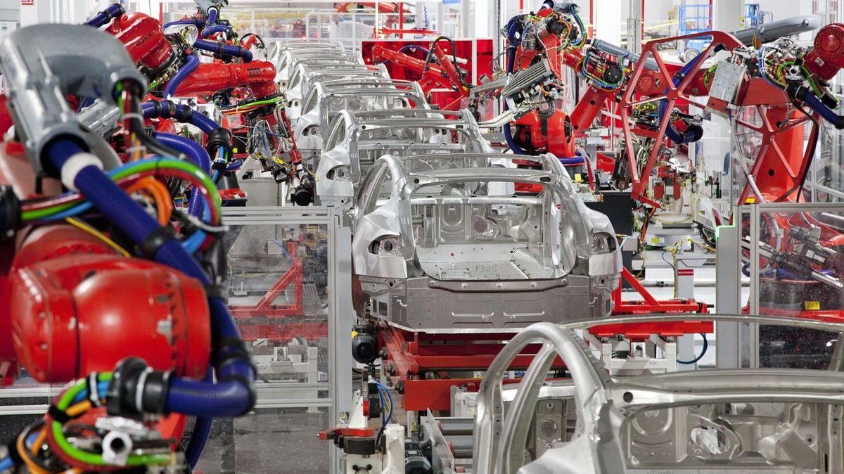 Auto elettrica, Tesla esce dalla crisi e si rilancia in borsa. E la cinese Byd punta decisa all’Europa. Ecco i piani