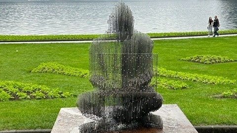 La statua dedicata a Satoshi Nakamoto a Lugano, opera di Valentina Picozzi