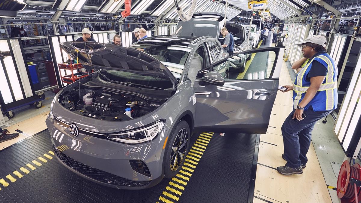 Auto in crisi, Volkswagen cerca di risparmiare 4 miliardi subito: chiuder&agrave; tre stabilimenti in Germania