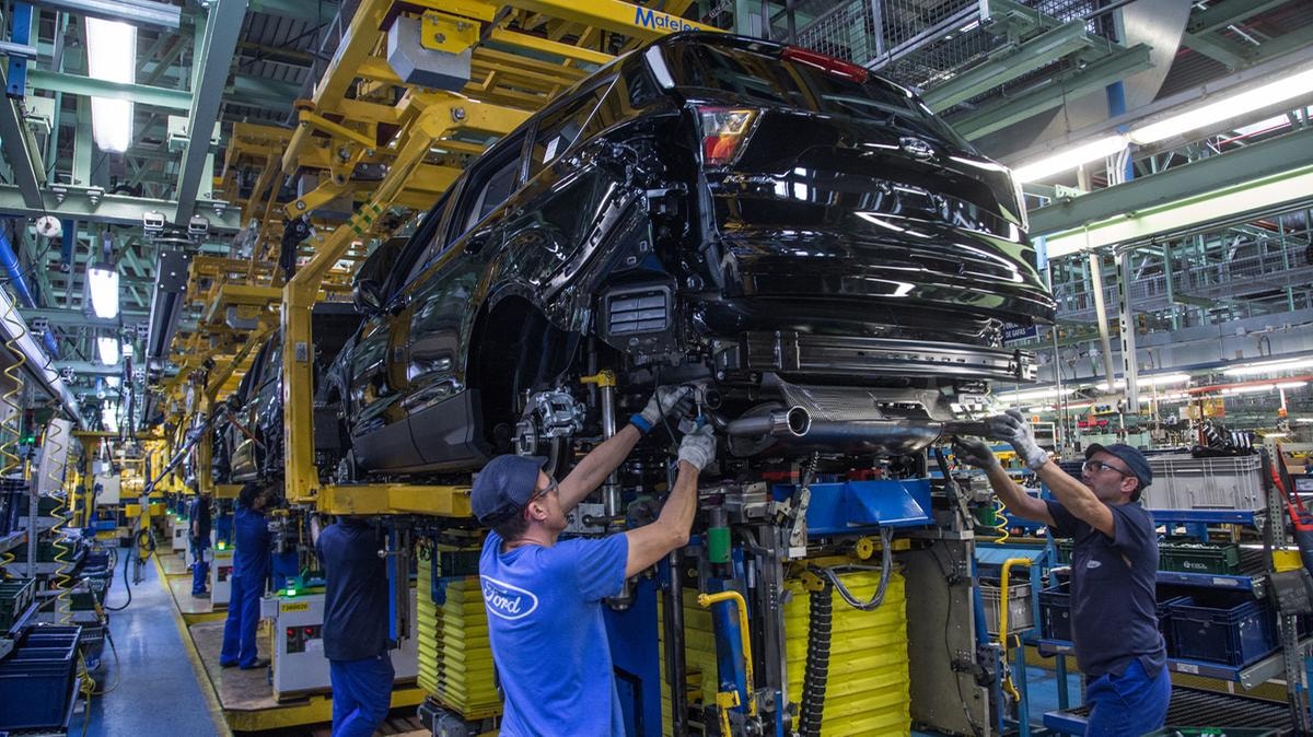 Auto in crisi, anche Ford taglia le stime sul 2024: meno profitti del previsto a causa di costi più alti