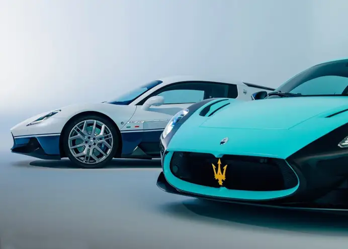 Prestazioni, raffinatezza e fascino per Maserati Icona e Leggenda: 20 esemplari in due serie speciali per i 20 anni delle supercar MC12. Da notare, il badge «Una di 20» sulla copertura del motore (a sinistra, il dettaglio).