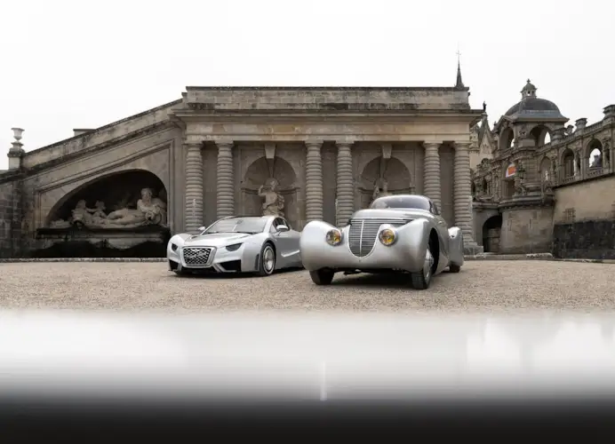 L’hypercar elettrica Hispano Suiza Carmen, accanto all’antenata Xenia Dubonnet, creata nel 1938 da un aviatore: entrambe interpretazioni del lusso come esclusività ed eleganza.