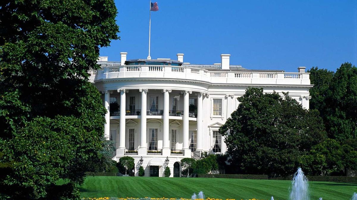 Trump e Harris divisi da un pugno di voti in sette Stati in bilico, secondo l’ultimo sondaggio dell’Emerson College
