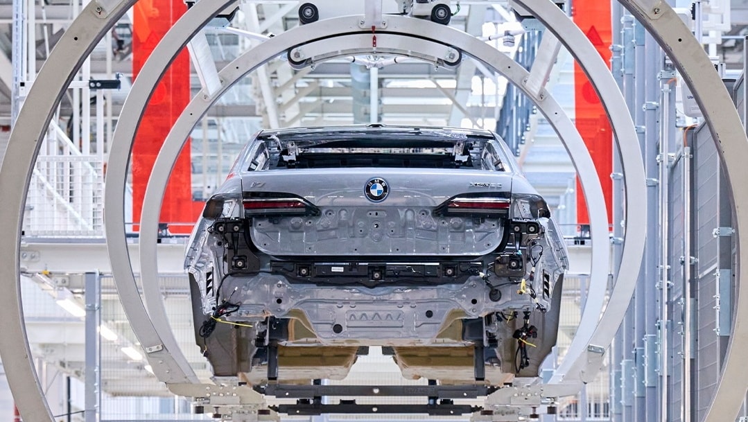Auto in crisi, crollano anche i profitti di Bmw: pesa il calo delle vendite in Cina