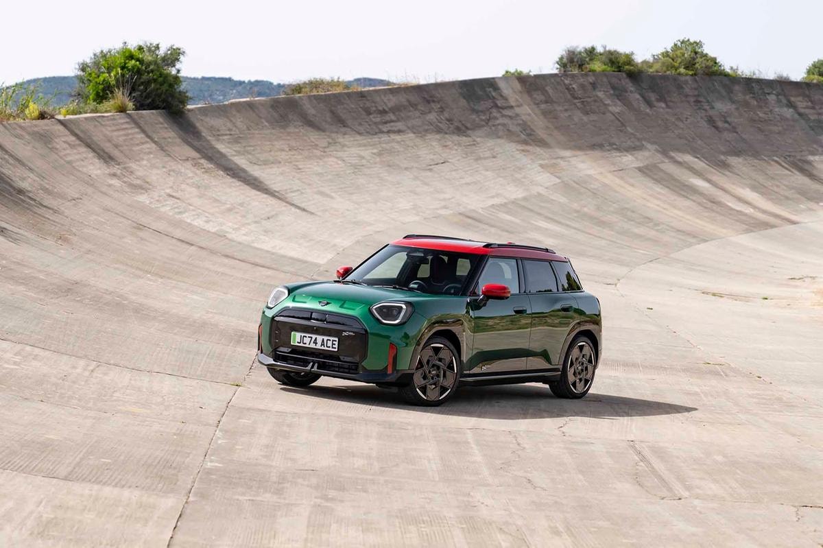La nuova era delle leggende su strada: Mini, Peugeot e Renault puntano sull’elettrico