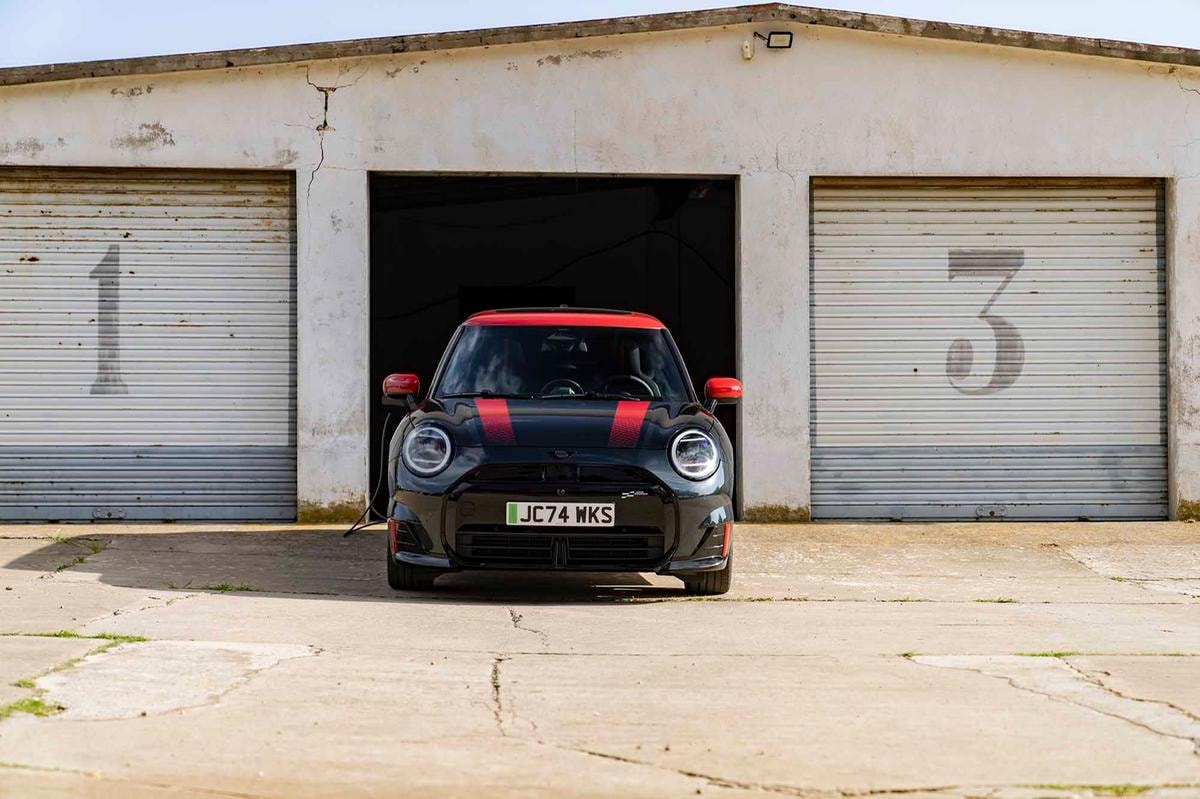 La nuova era delle leggende su strada: Mini, Peugeot e Renault puntano sull’elettrico