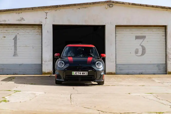 La nuova era delle leggende su strada: Mini, Peugeot e Renault puntano sull’elettrico